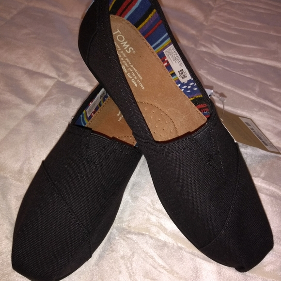 toms classic black canvas shoes
